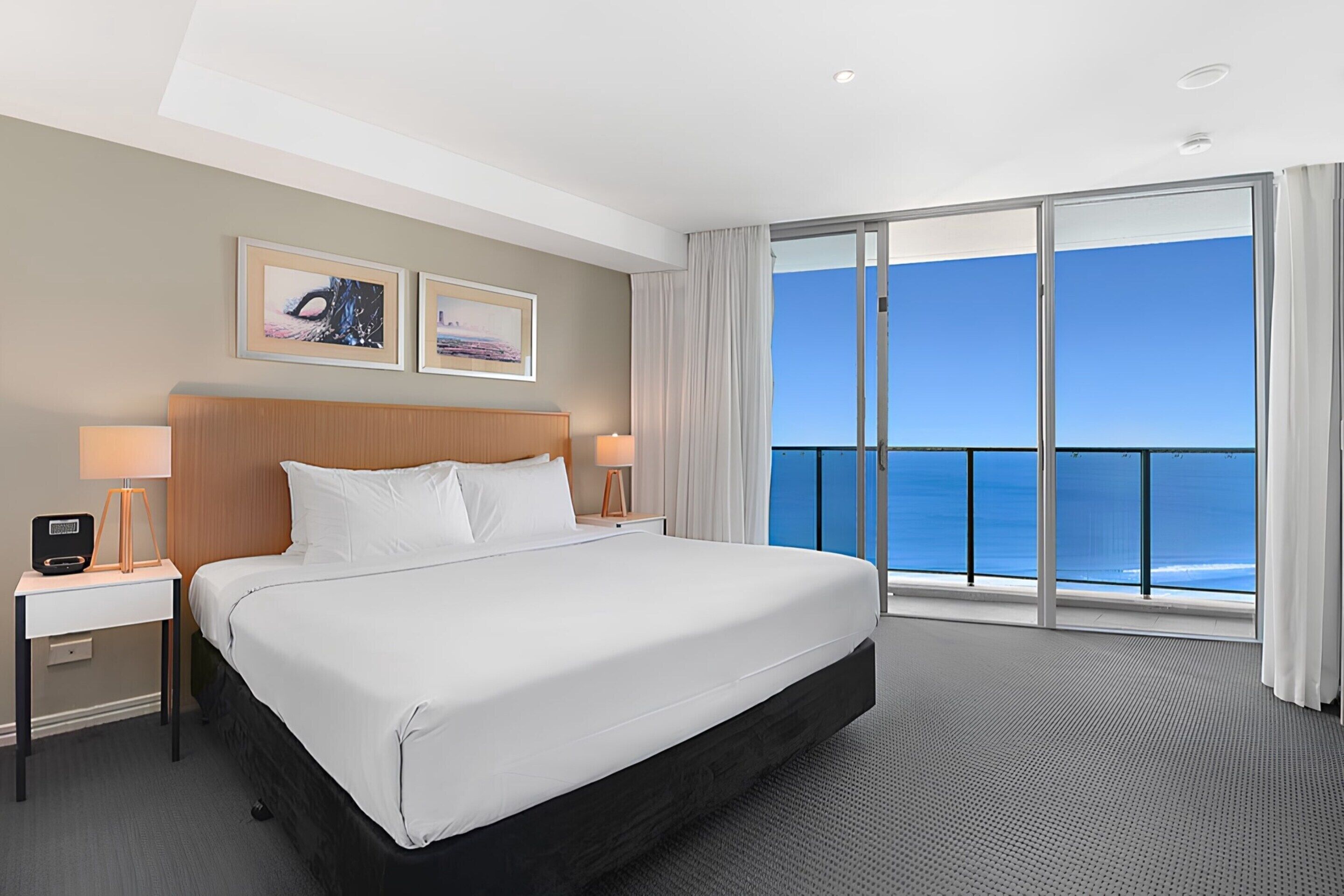 2 habitaciones, tabla de planchar con plancha y ropa de cama 