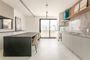 Fridge, microwave, oven, coffee/tea maker - 600MB Wi-Fi | Pool | 500m from Beiramar #CA99 (Florianópolis)