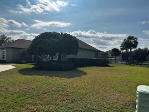 Property grounds - 3-bedroom house in beautiful Ocala with cool AC breeze (Ocala)