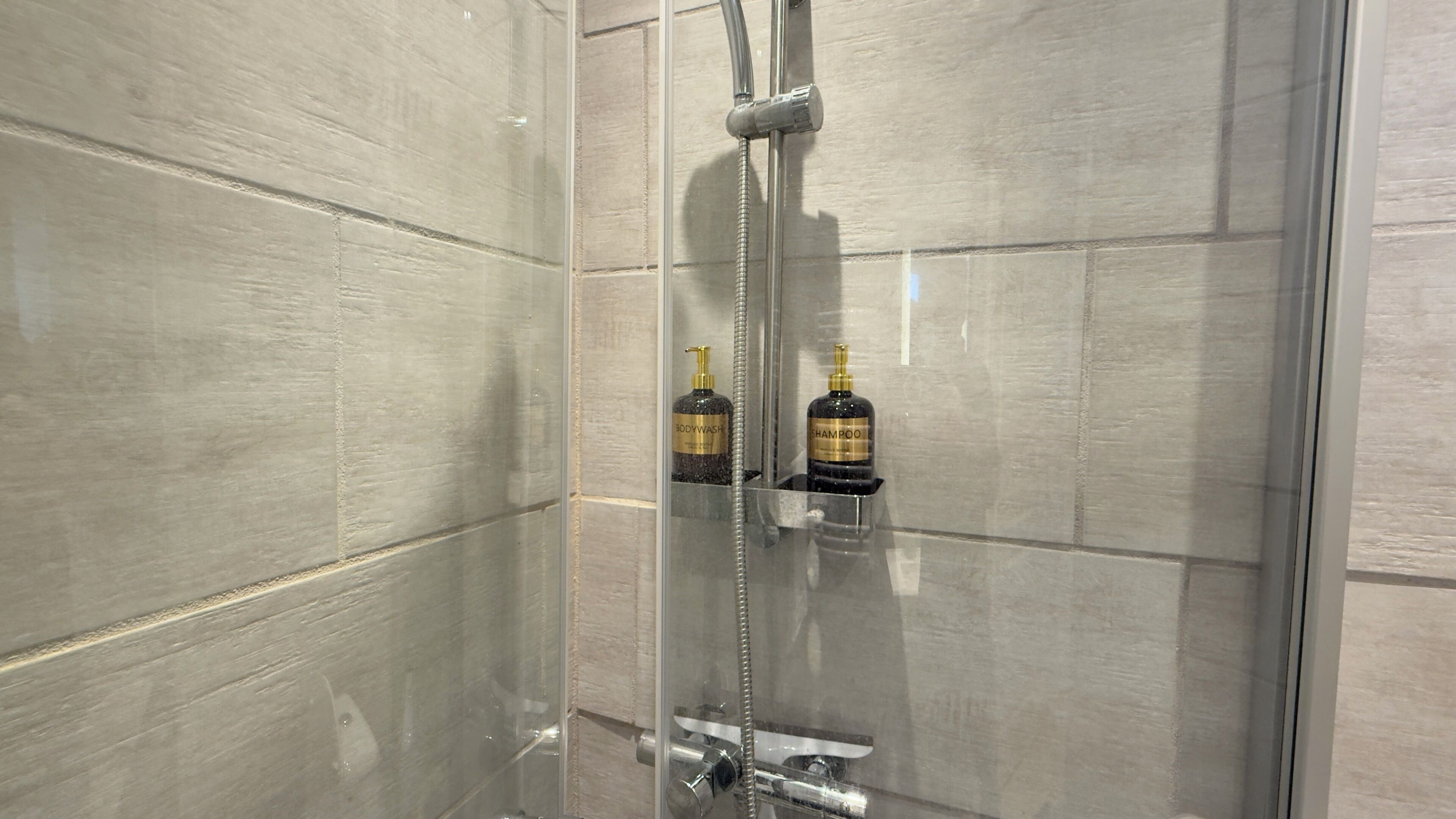 Douche, séchoir à cheveux, serviettes fournies, savon
