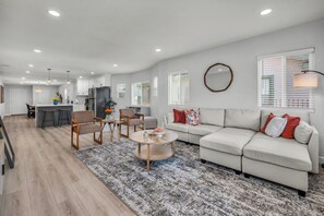 TV - Bright & Stylish Long Beach Home (Long Beach)