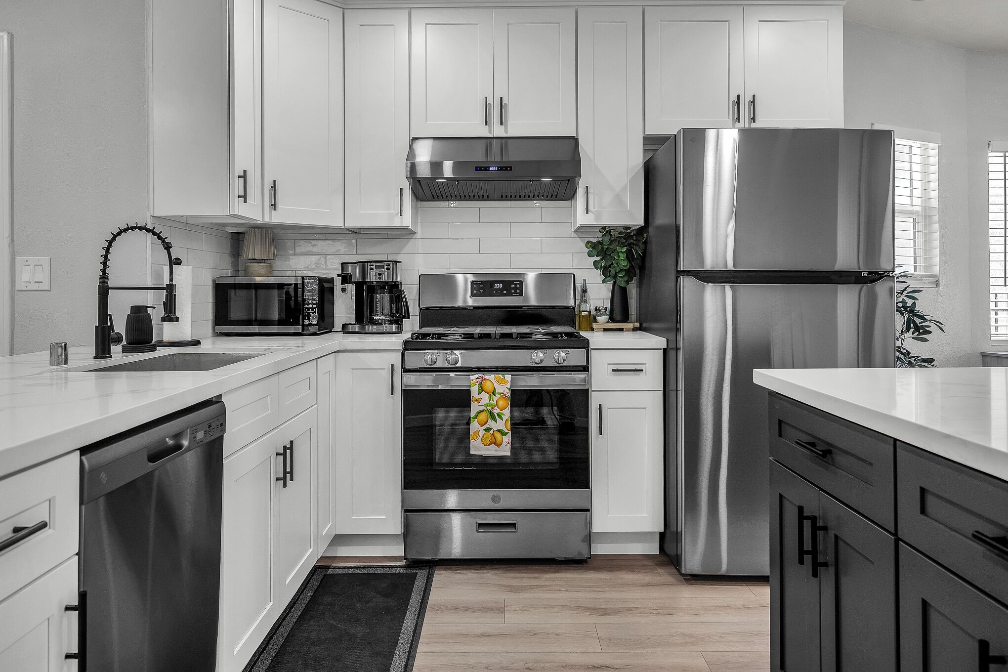 Kylskåp, mikrovågsugn, ugn och spishäll