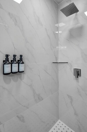 Shower, hair dryer, towels, soap - Bright & Stylish Long Beach Home (Long Beach)