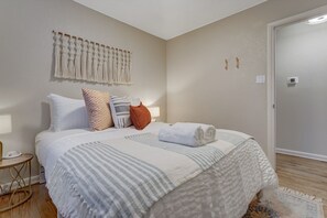 5 chambres, fer et planche à repasser, lit de bébé portatif