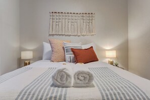 5 bedrooms, iron/ironing board, Internet, bed sheets - The 5BR Stay That Actually Makes Travel Easier (Colorado Springs)