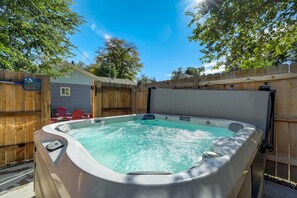 Outdoor spa tub - 5BR Group Home by the Olympic Center / Hot Tub, 2 Kitchens (Colorado Springs)