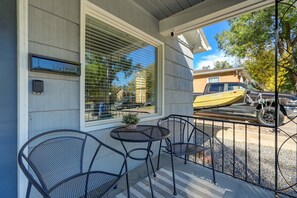 Outdoor dining - 5BR Group Home by the Olympic Center / Hot Tub, 2 Kitchens (Colorado Springs)