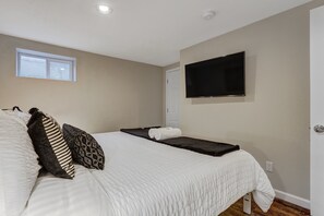 5 bedrooms, iron/ironing board, travel crib, WiFi (free) - 5BR Group Home by the Olympic Center / Hot Tub, 2 Kitchens (Colorado Springs)