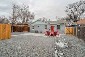 Outdoor dining - 5BR Group Home by the Olympic Center / Hot Tub, 2 Kitchens (Colorado Springs)