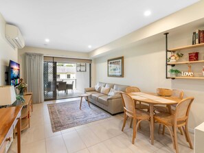 Apartment | Living area - Close to Airport, Cafes, Train & Boondall Wetlands (Brisbane)