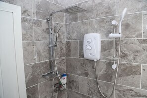 Shower, towels - Modern Comfortable Apartment Home Away From Home (Edinburgh)