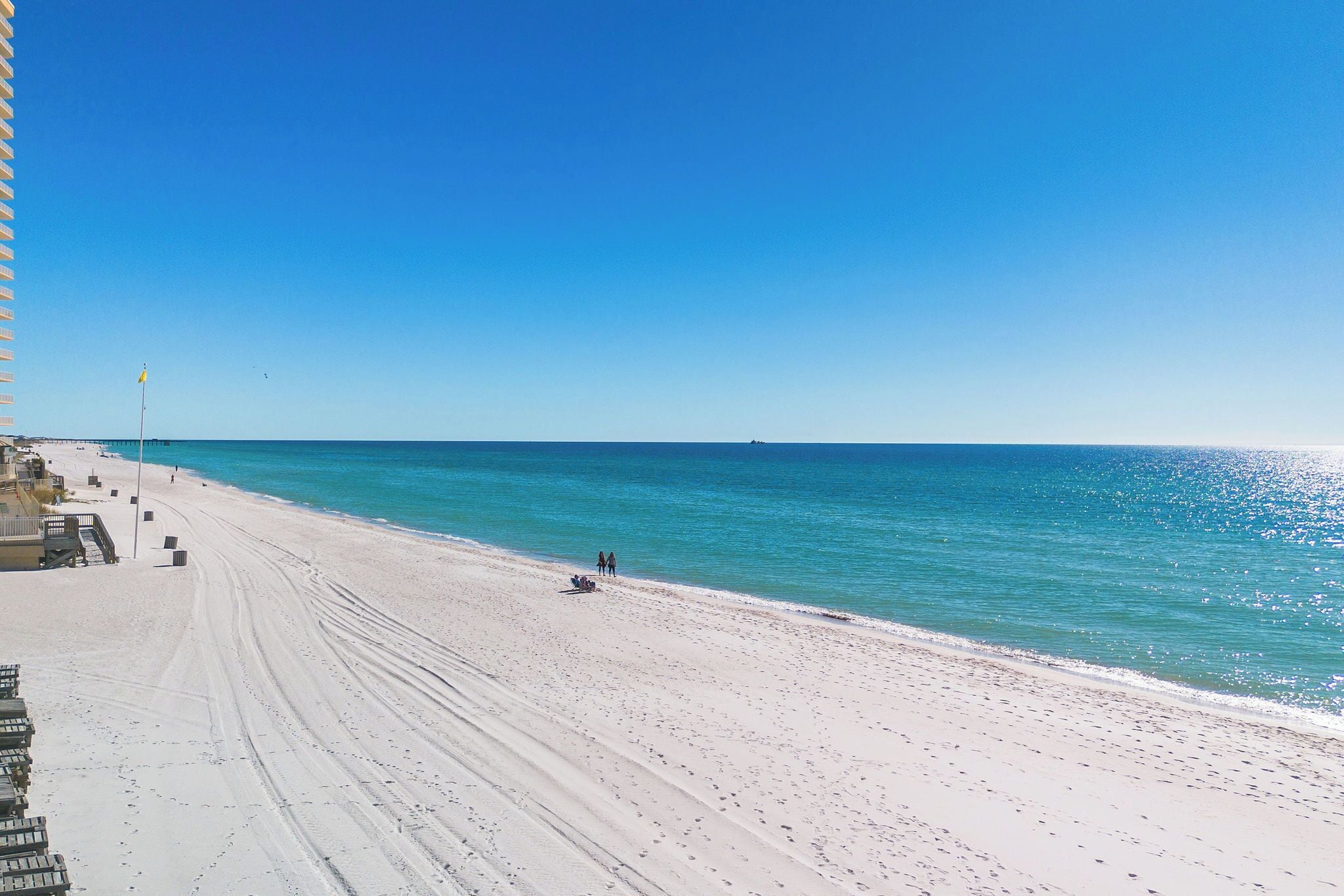Sur la plage, chaise longue, serviettes de plage