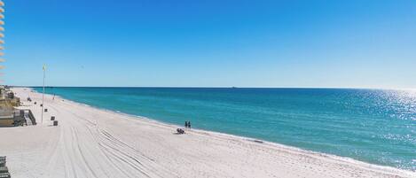 Plage, chaises longues, serviettes de plage