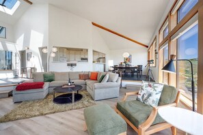 Älytelevisio, takka, kirjoja