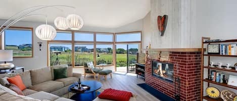 Smart-TV, peis og bøker