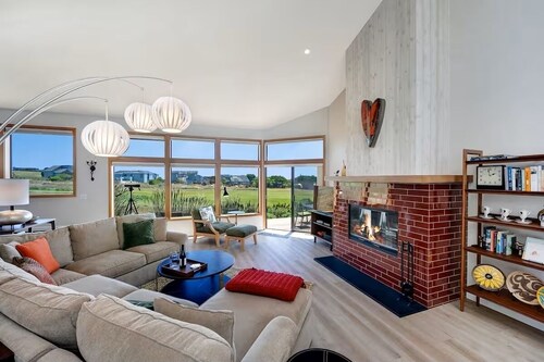 Pacific Flyaway! Ocean View, Fireplace, Golf Course, Walk to Beach