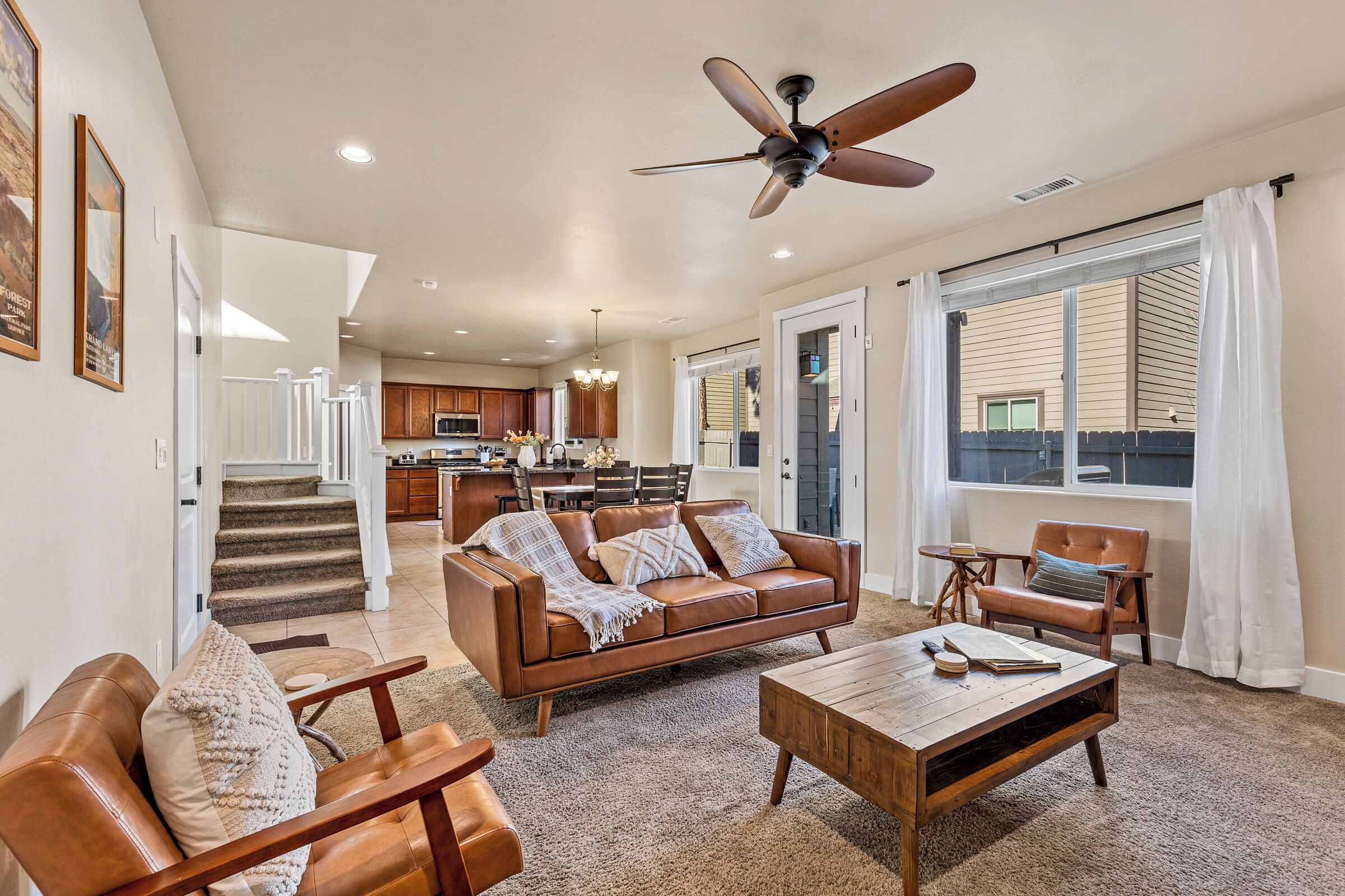 TV connectée, cheminée, livres