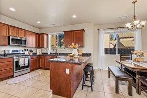 Fridge, microwave, oven, stovetop - Cozy Route 66 Flagstaff Retreat (Flagstaff)