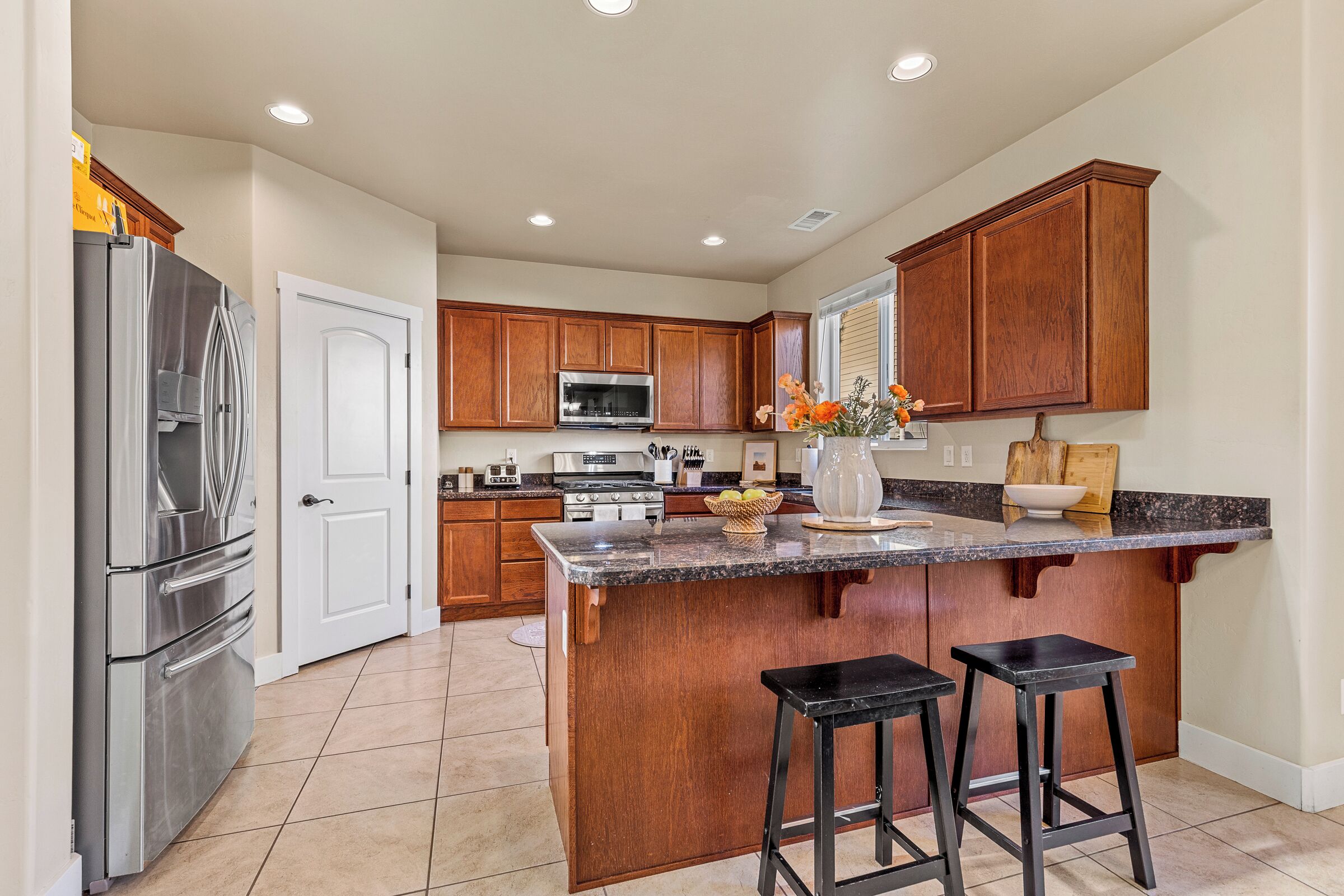 Mikrobølgeovn, ovn, kokeplater og oppvaskmaskin