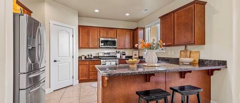 Mikrobølgeovn, ovn, kokeplater og oppvaskmaskin