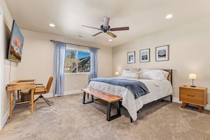 3 bedrooms, desk, iron/ironing board, free WiFi - Cozy Route 66 Flagstaff Retreat (Flagstaff)