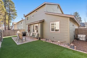 Outdoor dining - Cozy Route 66 Flagstaff Retreat (Flagstaff)