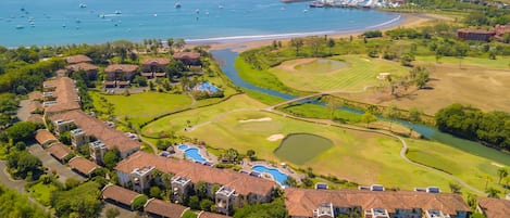 Ein Küstenresort mit mehreren Swimmingpools, einem Golfplatz und einer Marina.