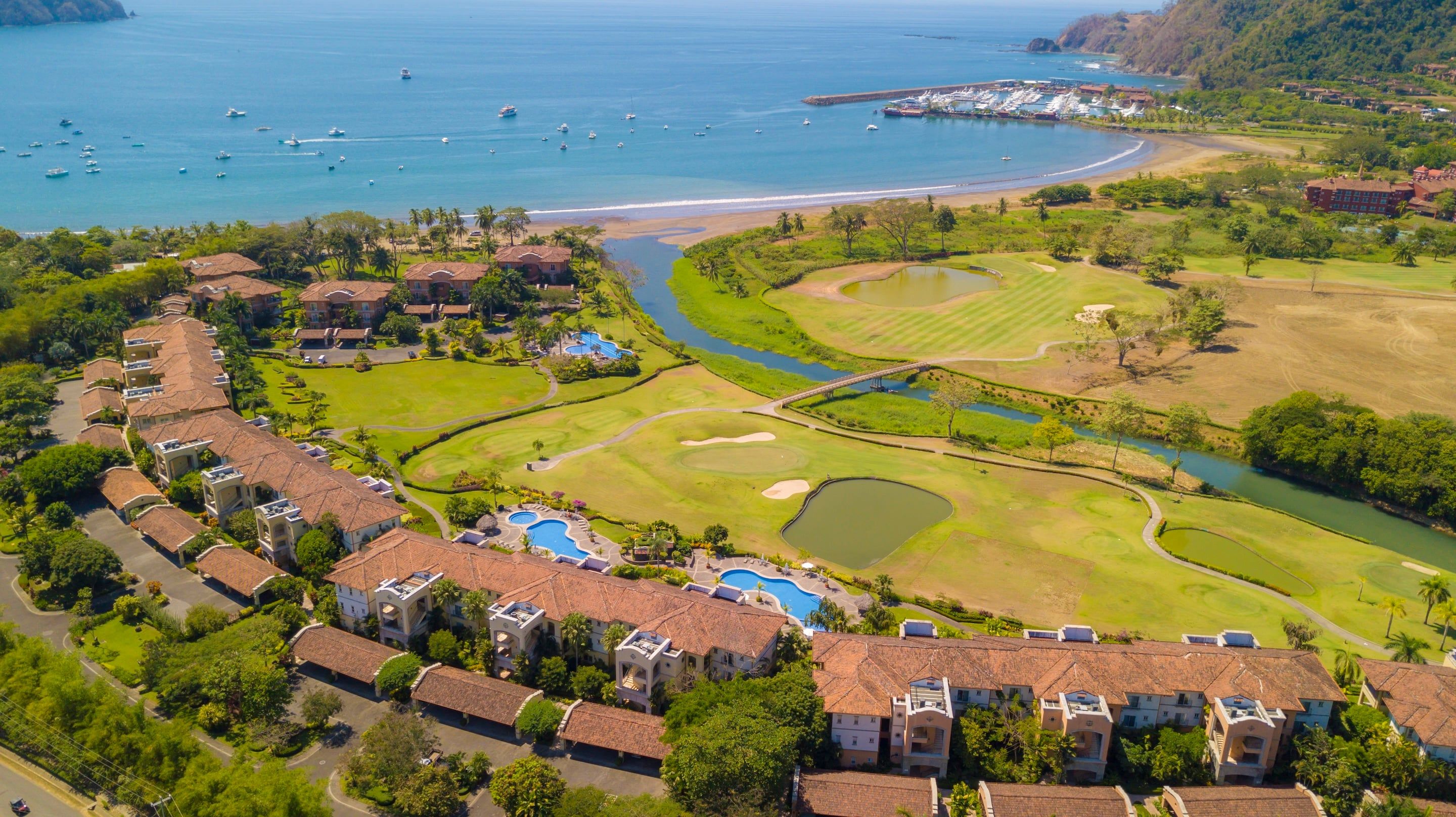 Une station balnéaire dotée de plusieurs piscines, d’un parcours de golf et d’un port de plaisance.
