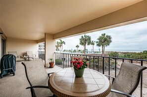 Outdoor dining - Stunning 2+ St. Pete Beach condo directly on the sand. (St. Pete Beach)