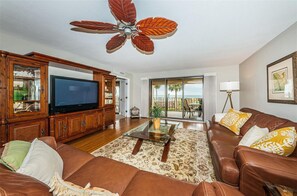 Living area - Stunning 2+ St. Pete Beach condo directly on the sand. (St. Pete Beach)