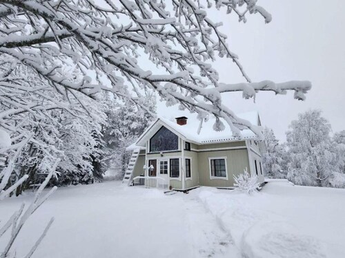 Traditional Lapland Cottage with fireplace and glass room for aurora hunting