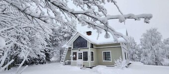 Traditional Lapland Cottage with fireplace and glass room for aurora hunting