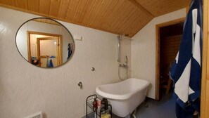 Douche, séchoir à cheveux, serviettes fournies, savon