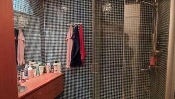Douche, sĂšche-cheveux, serviettes fournies, savon