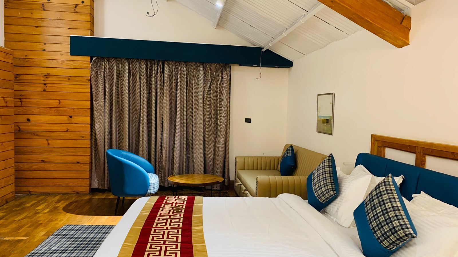 Brankas, meja kerja, kedap suara, dan setrika/meja setrika