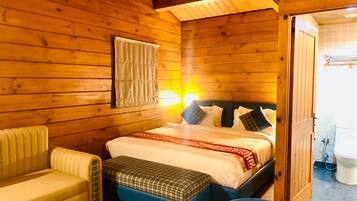 Honeymoon Double Room, Mountain View | Bar mini, peti besi dalam bilik, meja, kalis bunyi