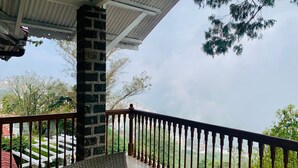 Un balcón con vistas a un paisaje montañoso.