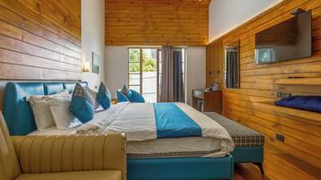 Comfort Double Room | Minibar, in-room safe, desk, soundproofing