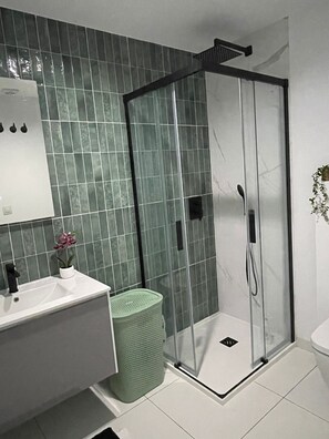 Dusche, Handtücher, Toilettenpapier