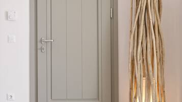 Villa superior, 4 habitaciones, alberca privada, vista al mar | Caja de seguridad en la habitación y tabla de planchar con plancha