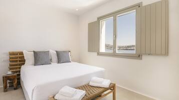 Villa Deluxe, 3 habitaciones, alberca privada, vista al mar | Caja de seguridad en la habitación y tabla de planchar con plancha