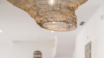 Villa superior, 4 habitaciones, alberca privada, vista al mar | Caja de seguridad en la habitación y tabla de planchar con plancha