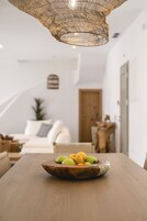 Caja de seguridad en la habitación y tabla de planchar con plancha 