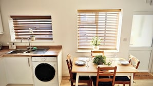 Dining - Charming Apartment Nottingham FREE onsite parking (Nottingham)