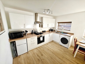 Fridge, microwave, oven, stovetop - Charming Apartment Nottingham FREE onsite parking (Nottingham)