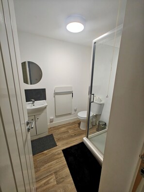 Douche, sèche-cheveux, serviettes fournies, savon