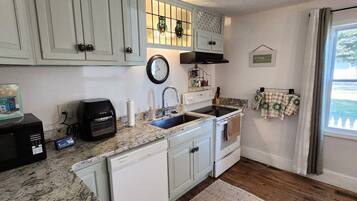 Een magnetron, een oven, een kookplaat, een vaatwasser