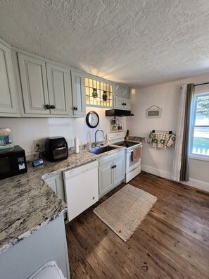 Een magnetron, een oven, een kookplaat, een vaatwasser