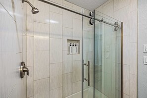 シャワー、ヘアドライヤー、タオル