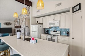 Fridge, microwave, oven, stovetop - Alsup House in Jamaica Beach (Jamaica Beach)